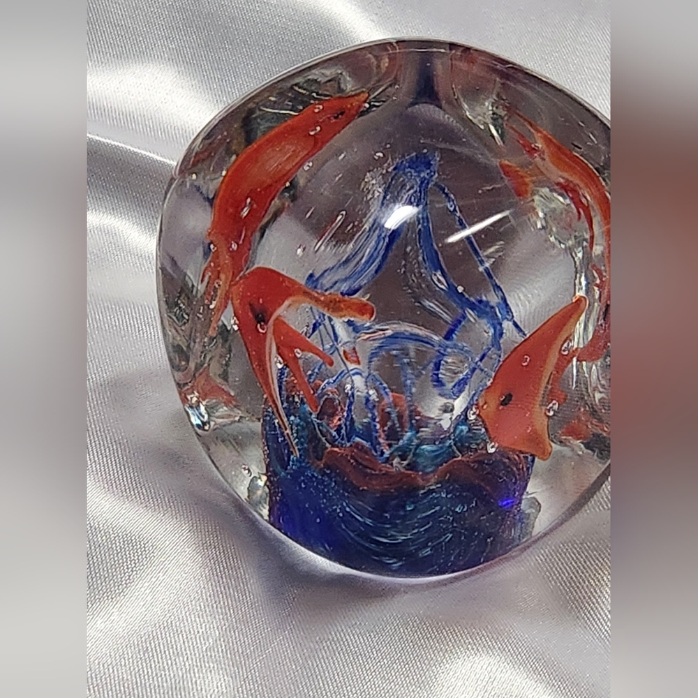Dynasty Gallery Art Glass Paperweight Fish Nautical Bubble Square
